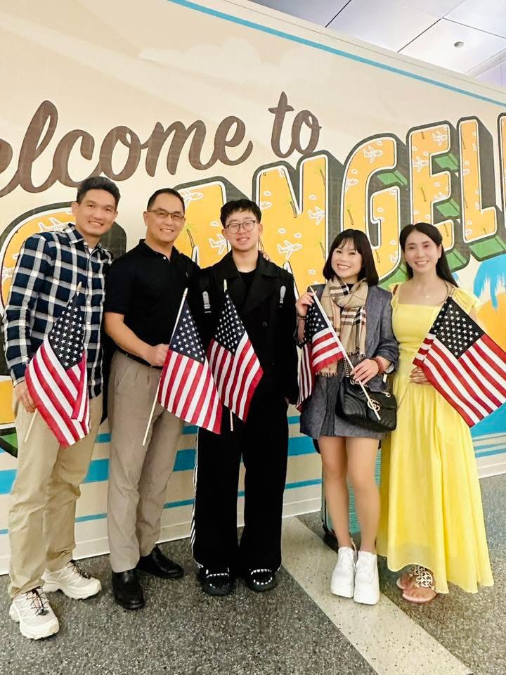 Gia đình Vinh Nguyen tại sân bay Los Angeles ngày đặt chân đến Mỹ